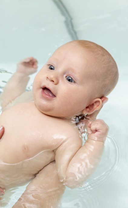 close-up-smiley-baby-in-the-bathtub